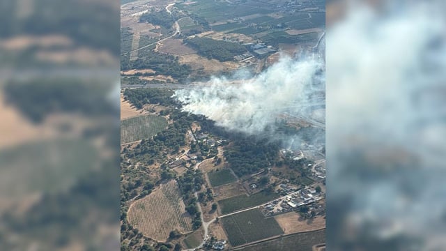 11 dotaciones terrestres de los Bombers y 3 áereas trabajan para extinguirlo