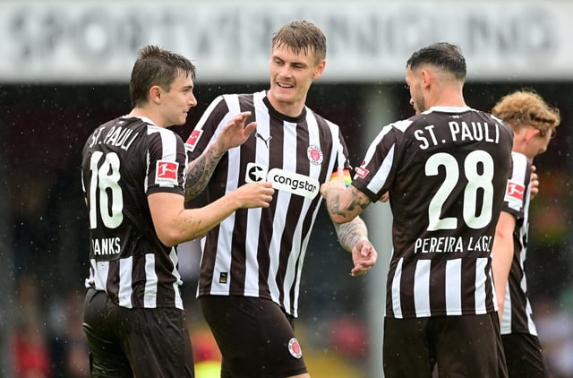 Scott Banks (l.) eröffnete den Torreigen in Aurich und wurde von Eric Smith und Mathias Pereira Lage beglückwünscht.