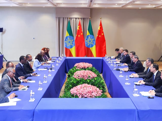 (250706) -- RIO DE JANEIRO, 6 julio, 2025 (Xinhua) -- El primer ministro chino, Li Qiang, se reúne con el primer ministro etíope, Abiy Ahmed, al margen de la XVII Cumbre del BRICS, en Río de Janeiro, Brasil, el 6 de julio de 2025. (Xinhua/Yao Dawei) (rtg) (da)