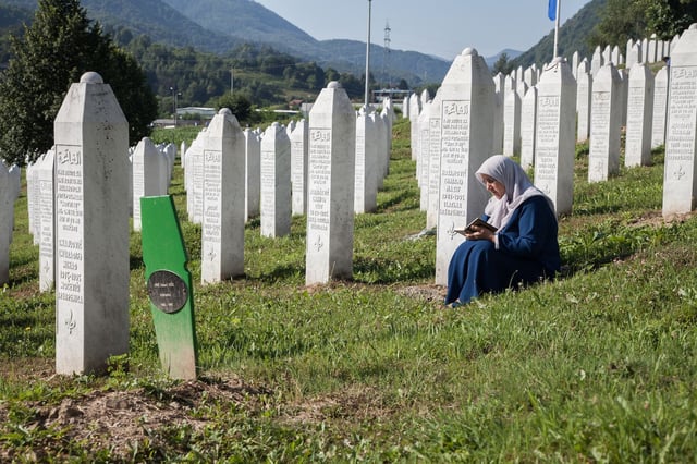 Une femme se recueille au Mémorial du génocide de Srebrenica, situé sur l'ancienne base de l'ONU de Potocari, le 11 juillet 2020. 