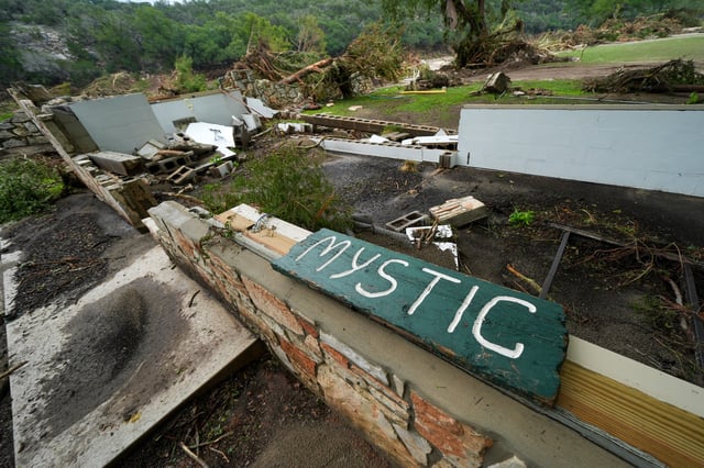 Un cartel de Camp Mystic se ve junto a la entrada del recinto a la orilla del río Guadalupe tras una inundación repentina en la zona, en Hunt, Texas, el sábado 5 de julio de 2025. (AP Foto/Julio Cortez)