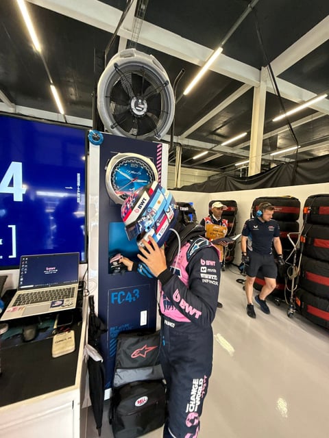 Franco Colapinto, en el box de Alpine, tras la frustración de no poder largar en el Gran Premio de Gran Bretaña. (@AlpineF1Team)