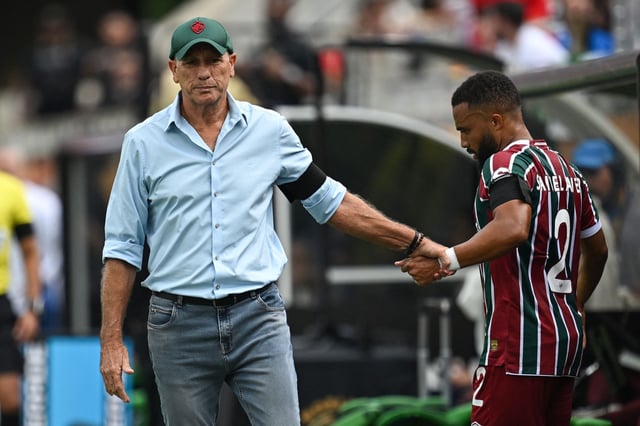 Renato Gaucho, DT de Fluminense, saluda a Samuel Xavier durante el partido ante Al-Hilal, de Arabia Saudita