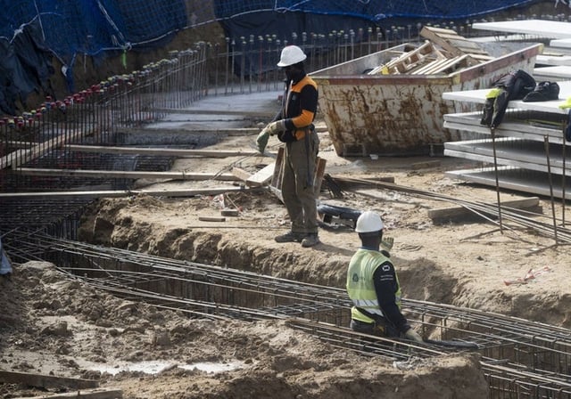 Trabajadores de la construcción en una imagen de archivo