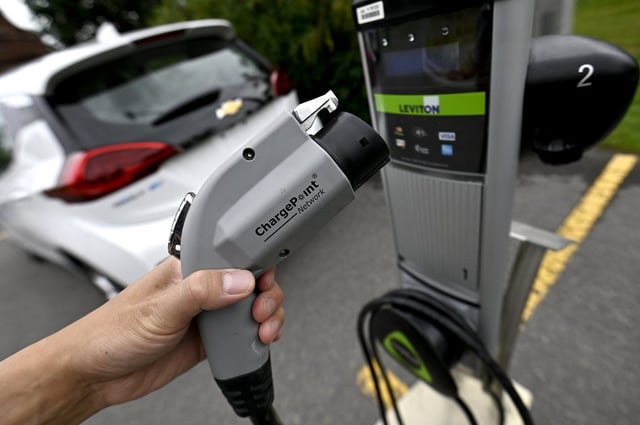 Clean Energy Canada urges Ottawa not to repeal its EV mandate and instead focus on delivering more affordable EVs, reviving rebates, and improving charging access. 