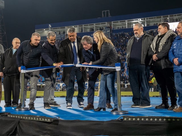 El momento del corte de cinta en el renovado estadio de Godoy Cruz en Mendoza.