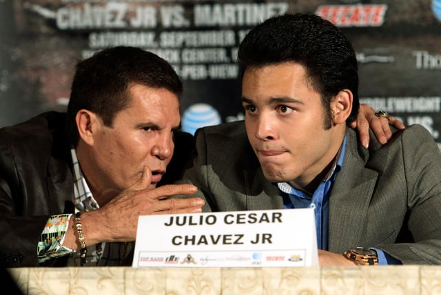 ARCHIVO - Julio César Chávez Jr. (derecha), platica con su padre, el legendario boxeador Julio César Chávez (izquierda), durante una conferencia de prensa el 10 de julio de 2012