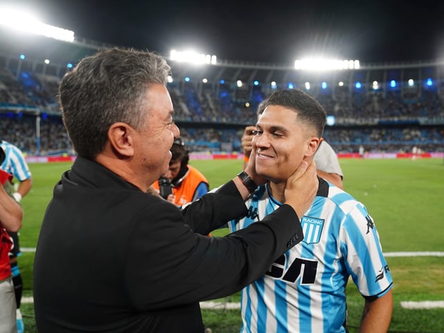 Gallardo y Juanfer, con la camiseta de Racing. Pronto volvería a ponerse la banda. 
Foto: Marcelo Carroll