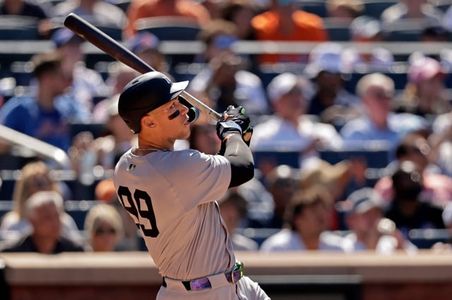 New York Yankees&#39; Aaron Judge watches his sacrifice fly during the seventh inning of a baseball game against the New York Mets, Sunday, July 6, 2025, in New York. (AP Photo/Adam Hunger)