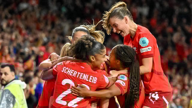 Die Schweizer Spielerinnen bejubeln einen Treffer.