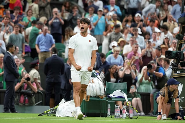 Carlos Alcaraz se clasificó a los cuartos de final de Wimbledon, donde busca su tercer título. (AP)