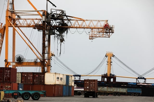 Une grue endommagée par des frappes aériennes israéliennes dans le port de la mer Rouge de Hodeidah, au Yémen, le 31 juillet 2024.