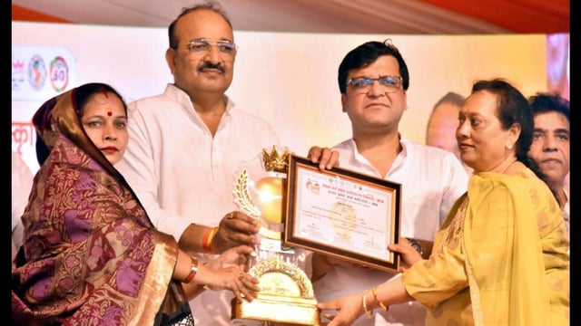 Uttar Pradesh horticulture minister Dinesh Pratap Singh (left) and excise minister Nitin Agarwal presenting an award on the concluding day of the UP Mango Festival in Lucknow on July 6. (Sourced)
