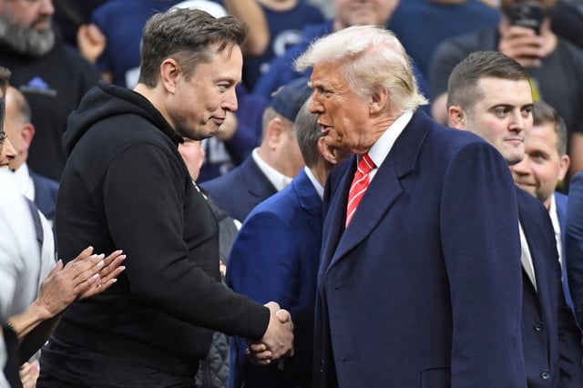 Elon Musk et le président Donald Trump lors du Championnat de Lutte Masculine Division I qui s’est tenu au Wells Fargo Center le 22 mars 2025.