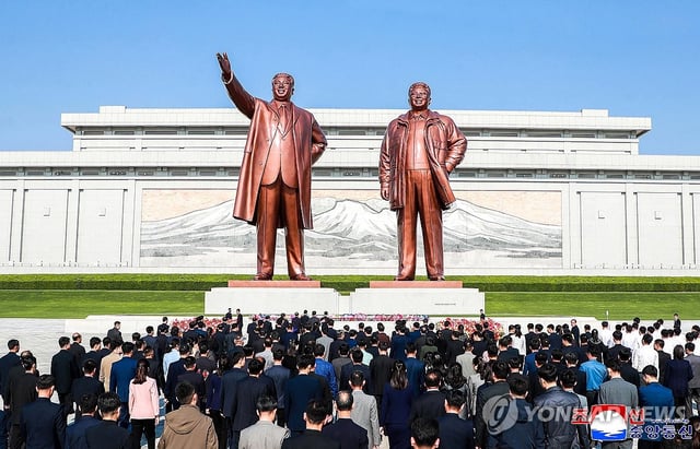 This image shows statues of North Korean founder Kim Il-sung (L) and Kim Jong-il, the founder's successor and son. (Yonhap)