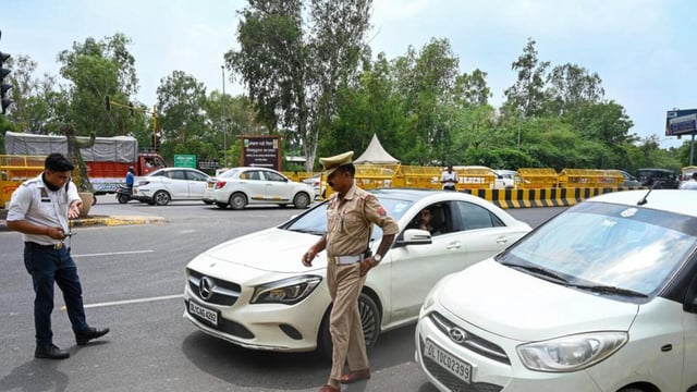 The traffic police on Tuesday checking ELVs as the drive begin. (Sunil Ghosh / Hindustan Times)