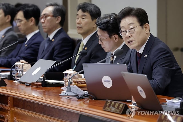 President Lee Jae Myung (R) presides over a Cabinet meeting at the presidential office in Seoul on July 5, 2025. (Pool photo) (Yonhap)