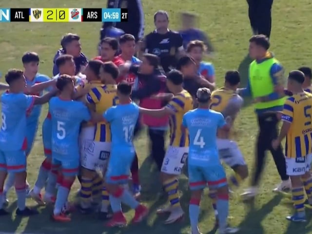 Los jugadores de Arsenal reaccionaron luego del 2-0.