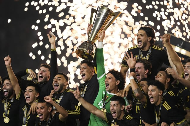El festejo de la selección mexicana  con la Copa de Oro Concacaf, después de vencer a Estados UNidos en la final en Houston (AP Photo/Ashley Landis)