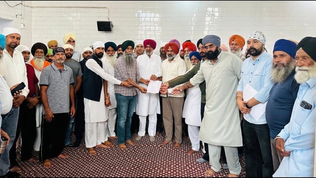 The affected farmers from six villages of Jalandhar, Phagwara and Kapurthala gathered at a gurdwara in Jalandhar’s Kukkad village to register protest against the state government’s land pooling scheme on Sunday. Congress legislators from Jalandhar Cantonment Pargat Singh and Shahkot MLA Hardev Singh Laddi Sherowalia also joined them. (HT Photo)