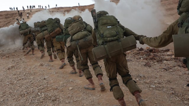 Neu rekrutierte Soldaten der israelischen Verteidigungskräfte marschieren während einer Wanderung in Masada in der Nähe des Toten Meeres