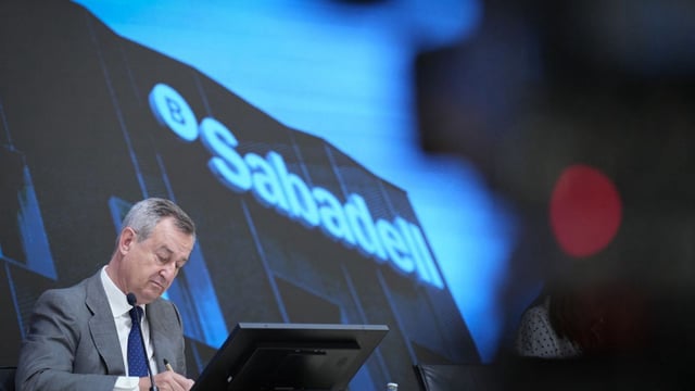 César González-Bueno, consejero delegado del Sabadell, durante la rueda de prensa de la pasada semana para informar
de la decisión de venta.  | |  DAVID ZORRAKINO (EP)