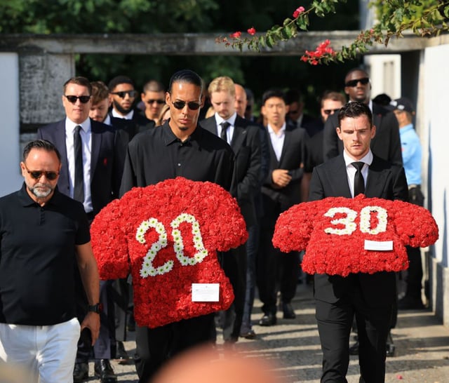 Van Dijk y Robertson, durante el funeral. |  Efe