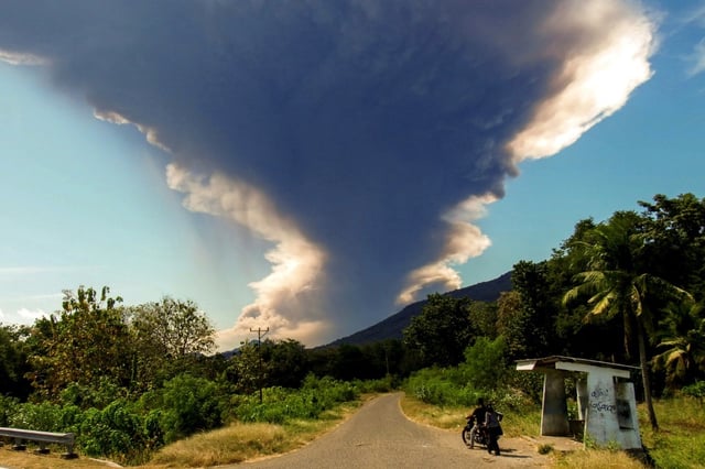 Mount Lewotobi Laki-laki spewed an ash tower 18 km high in a fresh eruption