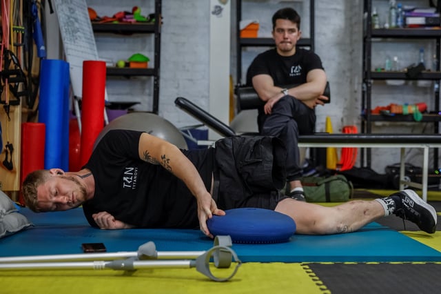Ukrainian serviceman Oleksiy, 26, who lost most of his left leg after being wounded by an anti-personnel mine, exercises at a rehabilitation centre, amid Russia's attack on Ukraine, in Kyiv, Ukraine July 3, 2025. REUTERS/Alina Smutko