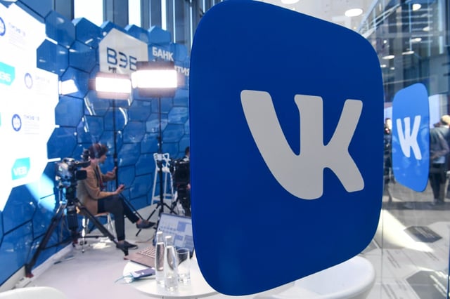 Le logo de la plateforme russe de réseaux sociaux VK à Saint-Pétersbourg, le 24 mai 2018