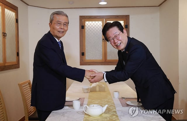Lee Jae Myung (R), then leader of the Democratic Party, shakes hands with Kim Chong-in, former interim leader of the People Power Party, during their meeting at a restaurant in Seoul on Sept. 12, 2024. (Pool photo) (Yonhap)