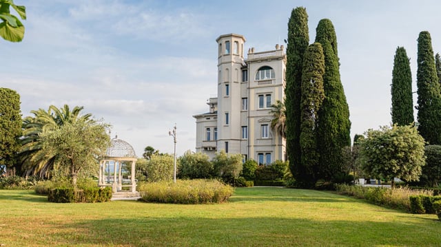 Blick auf die Villa Ansaldi am Gardasee.