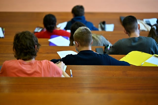 Die Nachfrage nach Studienkrediten ist zuletzt so gering wie noch nie gewesen. Im vergangenen Jahr erreichte die Zahl der neu abgeschlossenen Studienkredite in Deutschland mit 12.965 laut dem Centrum für Hochschulentwicklung einen neuen Tiefstand.
