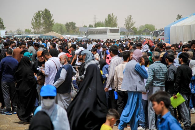 Des réfugiés afghans arrivent d’Iran à la frontière Islam Qala entre l’Afghanistan et l’Iran, le 5 juillet 2025.