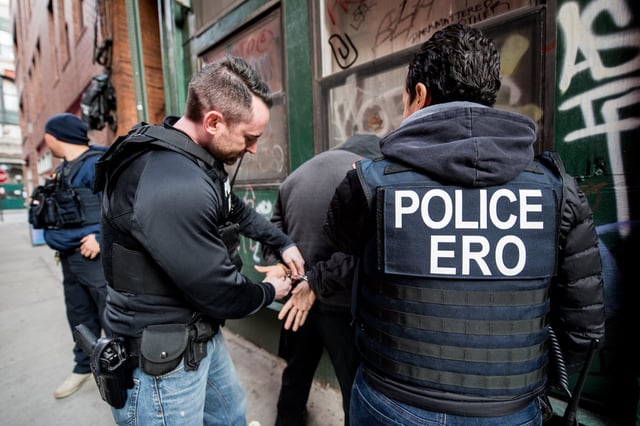 El endurecimiento de las redadas del ICE en Nueva York elevó 11% las detenciones desde enero y tensiona las políticas de amparo vigentes en la metrópoli
