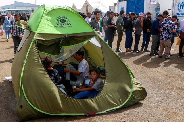 Des réfugiés afghans à la frontière entre l'Afghanistan et l'Iran le 5 juillet 2025