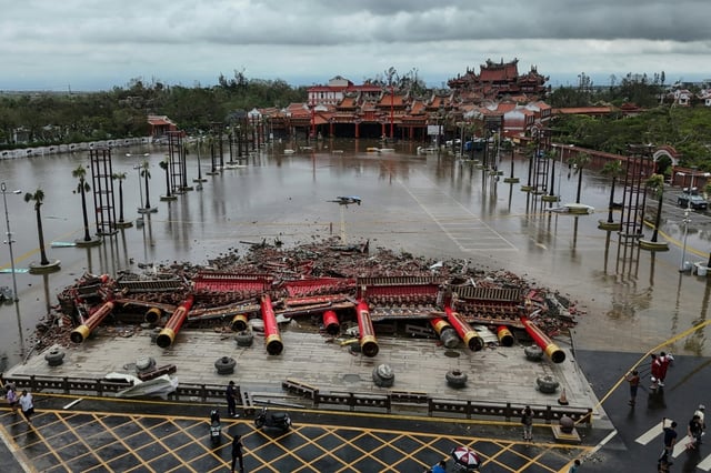 L'arche effondrée du temple Nankunshen Daitian et la cour inondée après le typhon Danas à Tainan, le 7 juillet 2025 sur l'île de Taïwan