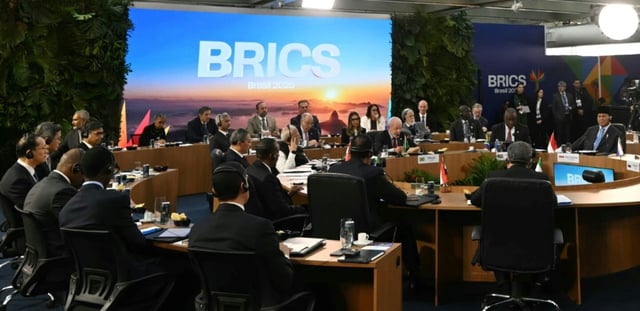 Le président brésilien Luiz Inacio Lula da Silva (au centre) s'exprime lors du sommet des BRICS à Rio de Janeiro, au Brésil, le 6 juillet 2025