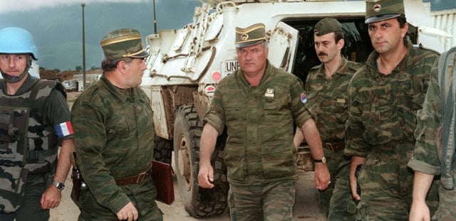 Le commandant des forces serbes en Bosnie, le général Ratko Mladic (d), arrive à l'aéroport de Sarajevo, le 10 août 1993