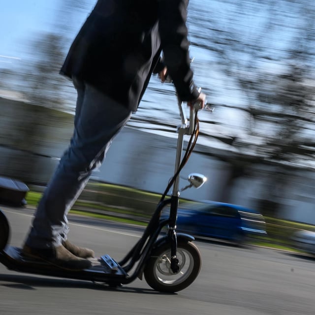 Kollision mit Kleinwagen in Schweinfurt: E-Rollerfahrer prallt gegen Windschutzscheibe