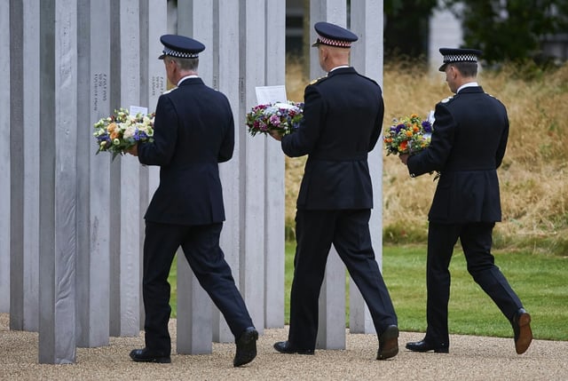In Großbritannien ist am Montag an die Opfer der Anschläge in London vor 20 Jahren erinnert worden. Premierminister Keir Starmer und Londons Bürgermeister Sadiq Khan legten um 08.50 Uhr (Ortszeit) Kränze an der Gedenkstätte im Hyde Park nieder. 