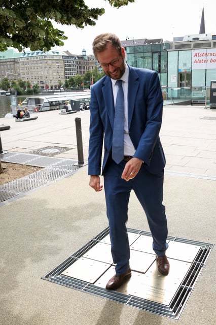 Verkehrssenator Anjes Tjarks (Grüne) testete die Fliesen, die Töne erzeugen.