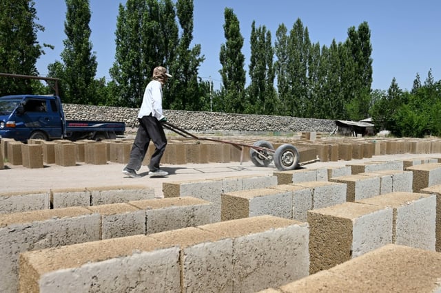 Fabrication de parpaings en riz dans la région de Batken, au Kirghizstan, le 22 mai 2025