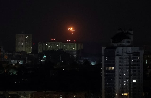 Des explosions dans le ciel de Kiev lors d’une attaque de drones russes, le 6 juillet 2025.