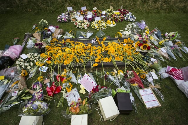 Des fleurs déposées à Hyde Park lors des commémorations des attentats jihadistes de 2005, le 7 juillet 2015 à Londres