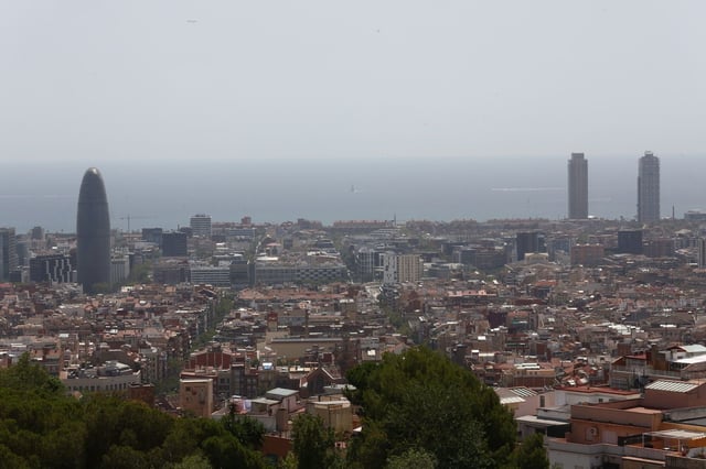 Vistas de la ciudad de Barcelona con el aire denso.