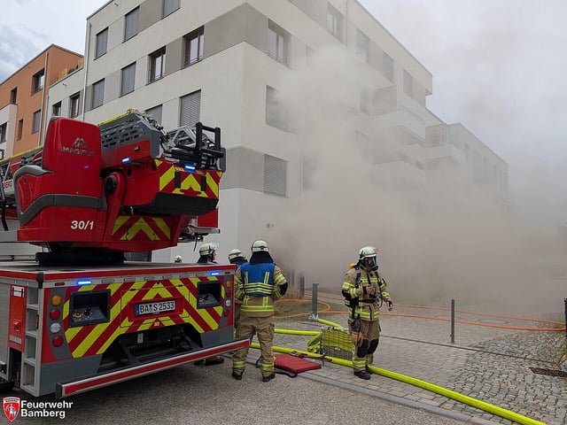 Massive Rauch-Entwicklung auf Lagarde-Gelände - Gaffer stören Feuerwehr