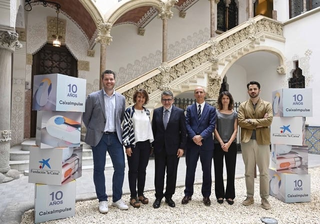De izquierda a derecha, José Carlos Pulido, CEO de Inrobics;Laura Sampietro-Colom, adjunta de Innovación del Hospital Clínic y mentora del programa;Àngel Font, subdirector general de Investigación y Becas de la Fundación La Caixa;Pablo Cironi, director de Criteria Bio Ventures; Alicia Martínez Piñeiro, CEO de Time is Brain, y Rubén Molina, CEO de Innitius