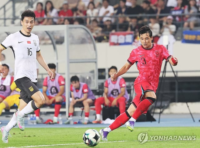 Lee Tae-seok of South Korea (R) makes a pass against China during the teams' first match of the East Asian Football Federation E-1 Football Championship at Yongin Mireu Stadium in Yongin, Gyeonggi Province, on July 7, 2025. (Yonhap)