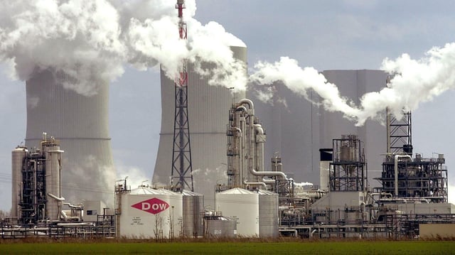 Rauchschwaden ziehen über den Standort Böhlen des Chemiekonzerns BSL Olefinverbund GmbH im Hintergrund sind die Kühltürme des Kraftwerkes Lippendorf bei Leipzig zu sehen. 